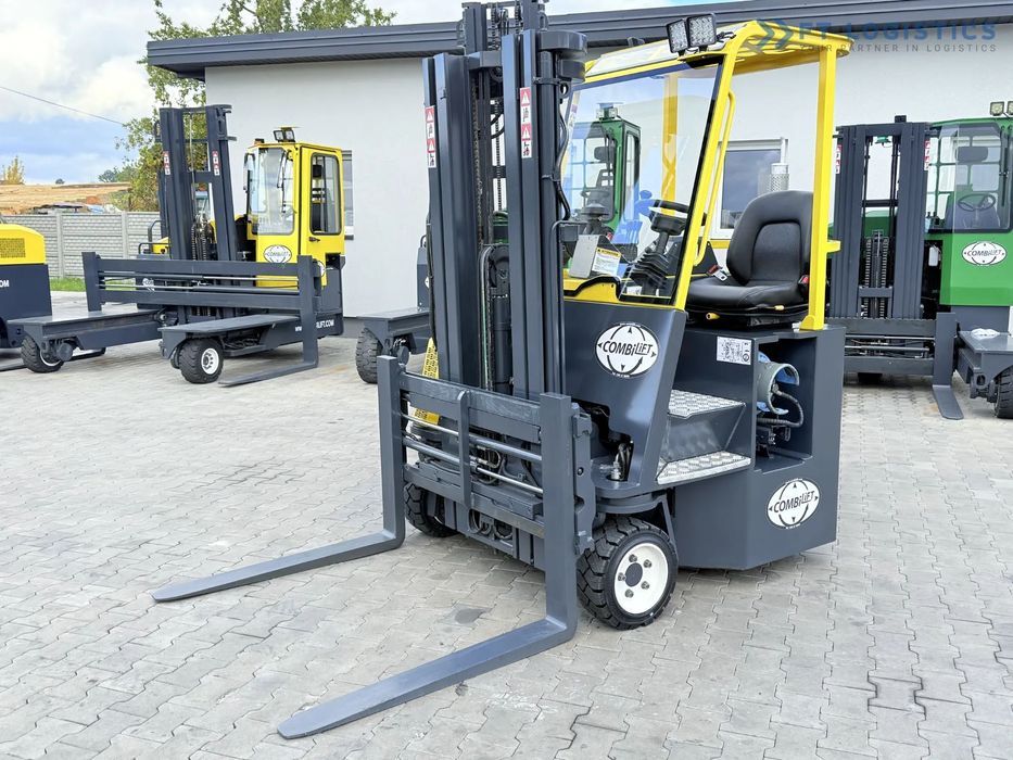 Combilift WÓZEK CZTEROKIERUNKOWY - WIELOKIERUNKOWY / C3000CB / GAS / TRIPLEX 4900MM / WOLNY SKOK / POZYCJONER WIDEŁ / PRZESUW WIDEŁ / STAN IDEALNY / Szeroka oferta wózków czterokierunkowych i bocznych, dopasowanych do różnorodnych potrzeb i zastosowań  CO