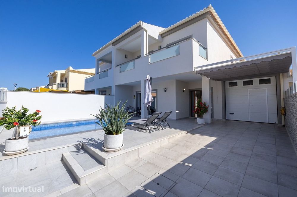 Excelente Moradia Geminada T3  Com Piscina Perto Do Porto De Mos