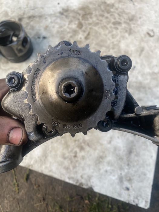 Поршень Маслонасос 2.0tdi Volkswagen Audi