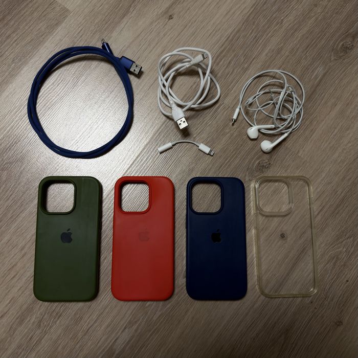 Продаю б/у чохли на iphone 14 pro та навкшники, шнур для зарядки
