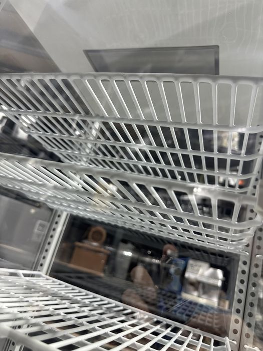 Холодильна вітрина майже нова