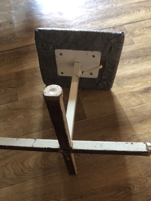 Тренога табурт для педикюра підставка для педикюра