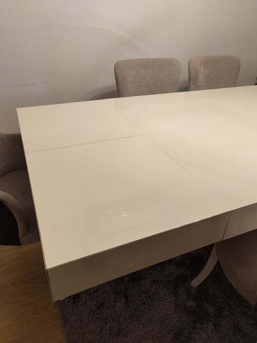 Mesa e cadeiras de sala