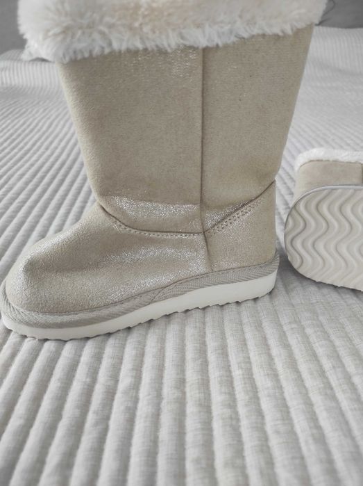 Уги на дівчинку.