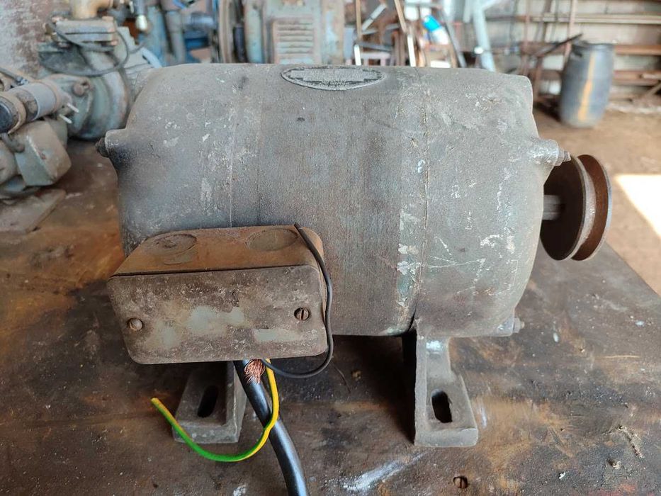 Motor Elétrico Antigo com Polia