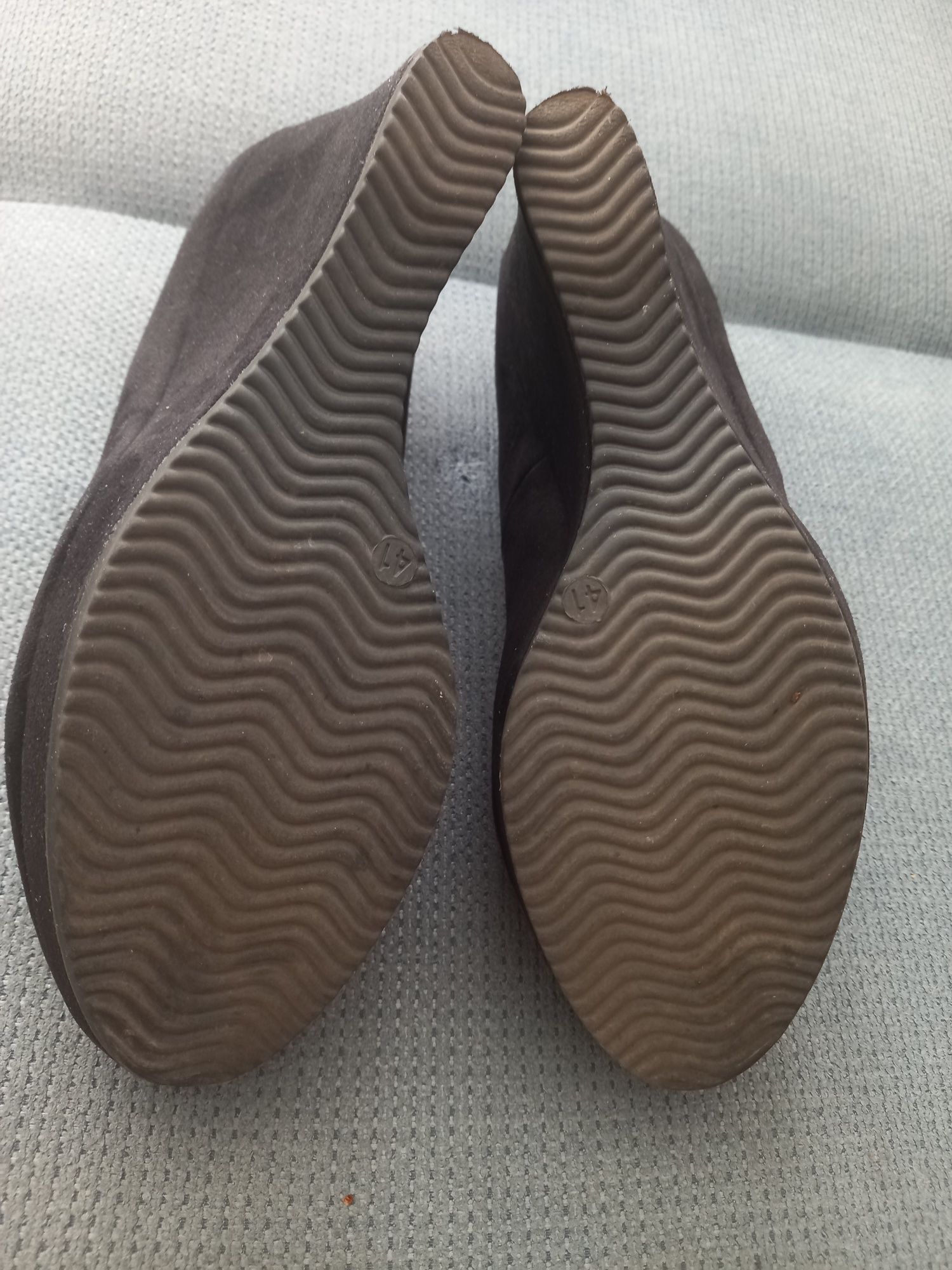Czarne zamszowe buty na koturnie rozm.41
