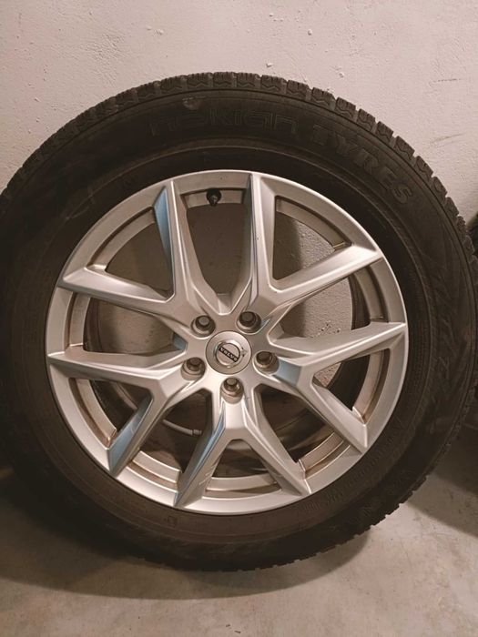 Oryginalne felgi Volvo R18 + opony zimowe Nokian WR SUV 4 235/60R18