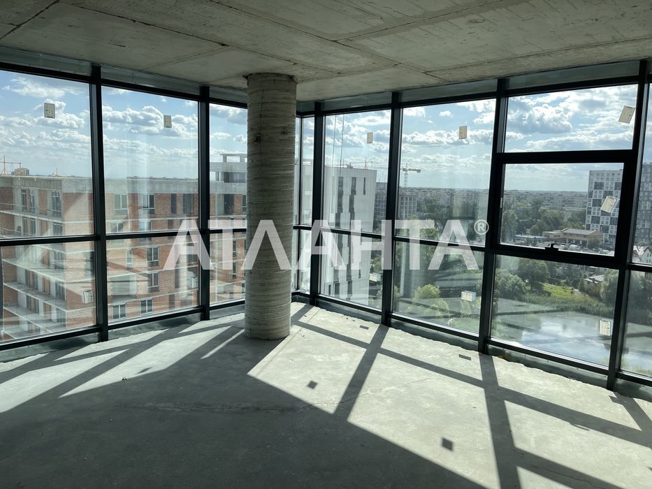 Продаж трикімнатної квартири з панорамним виглядом на озеро