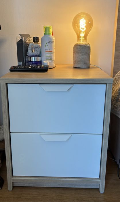 2 Mesas de cabeceira bege com 2 gavetas brancas