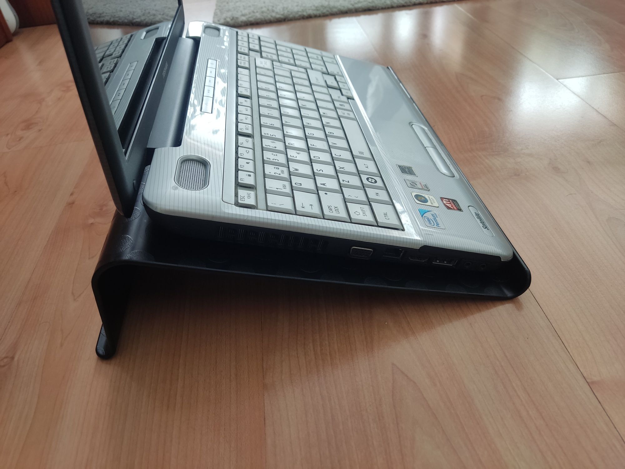 Base ergonomica IKEA para portátil (ler texto anúncio)