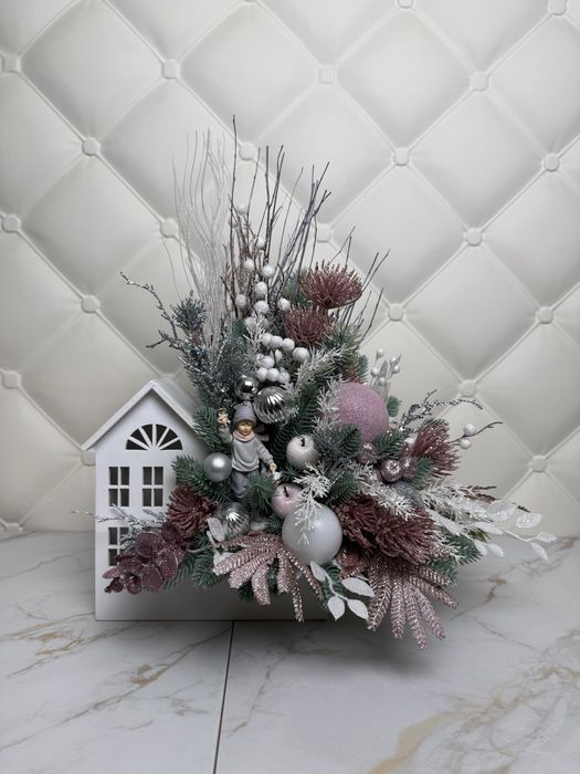 Різдвяна композиція зі штучних квітів «Будиночок»