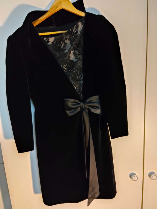 Vestido de Veludo Preto com Renda e Laço