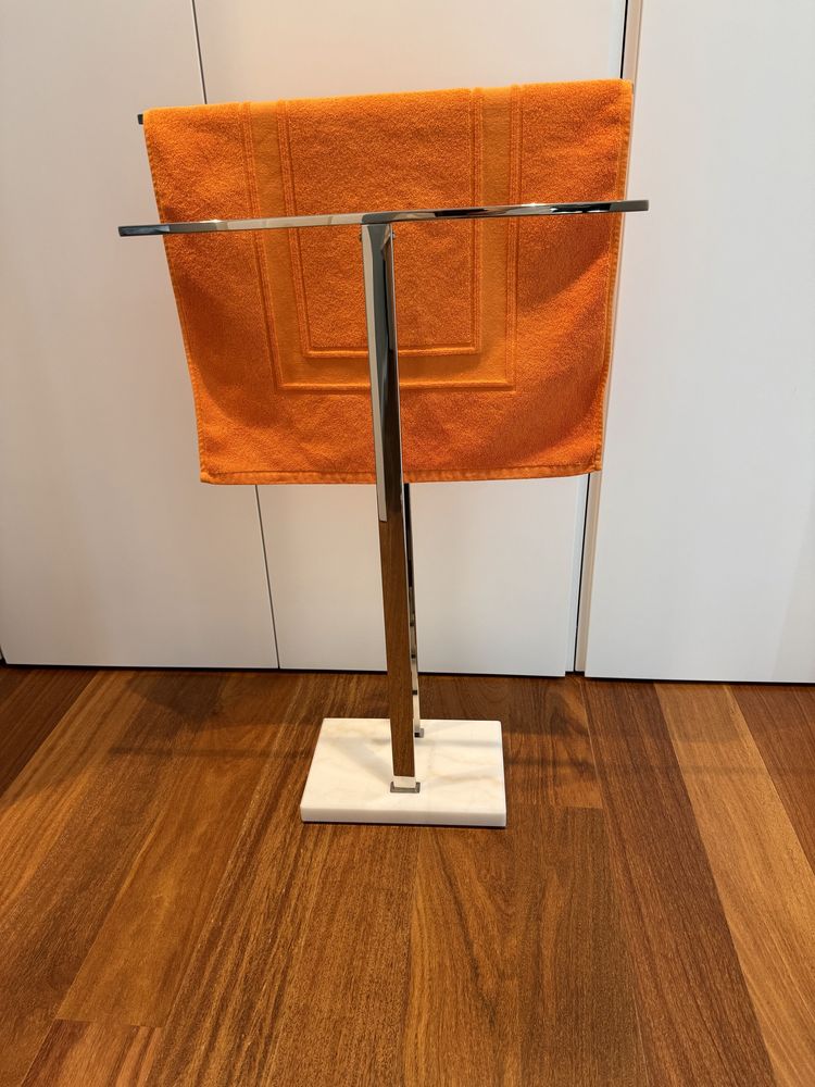 Toalheiro de chao cromado com pedra marmore
