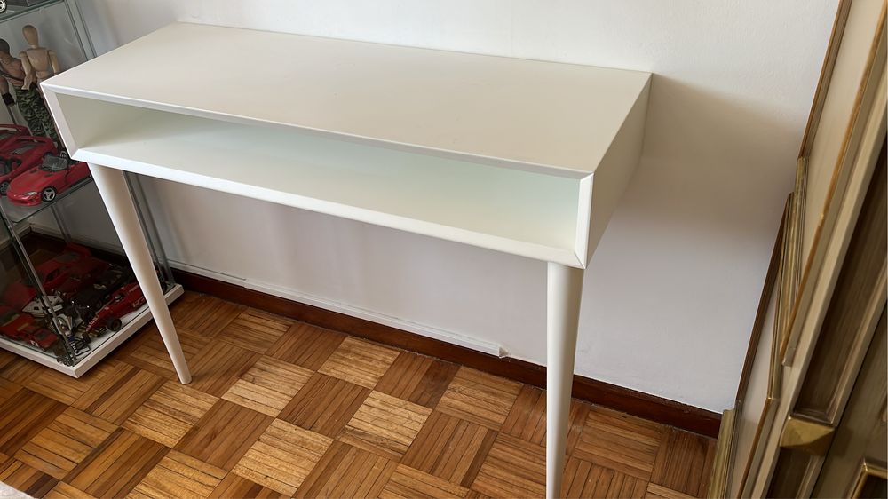 Secretaria em pinho lacrada btanca.