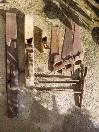 Antigas ferramentas de carpinteiro (plainas, serrotes, trados)