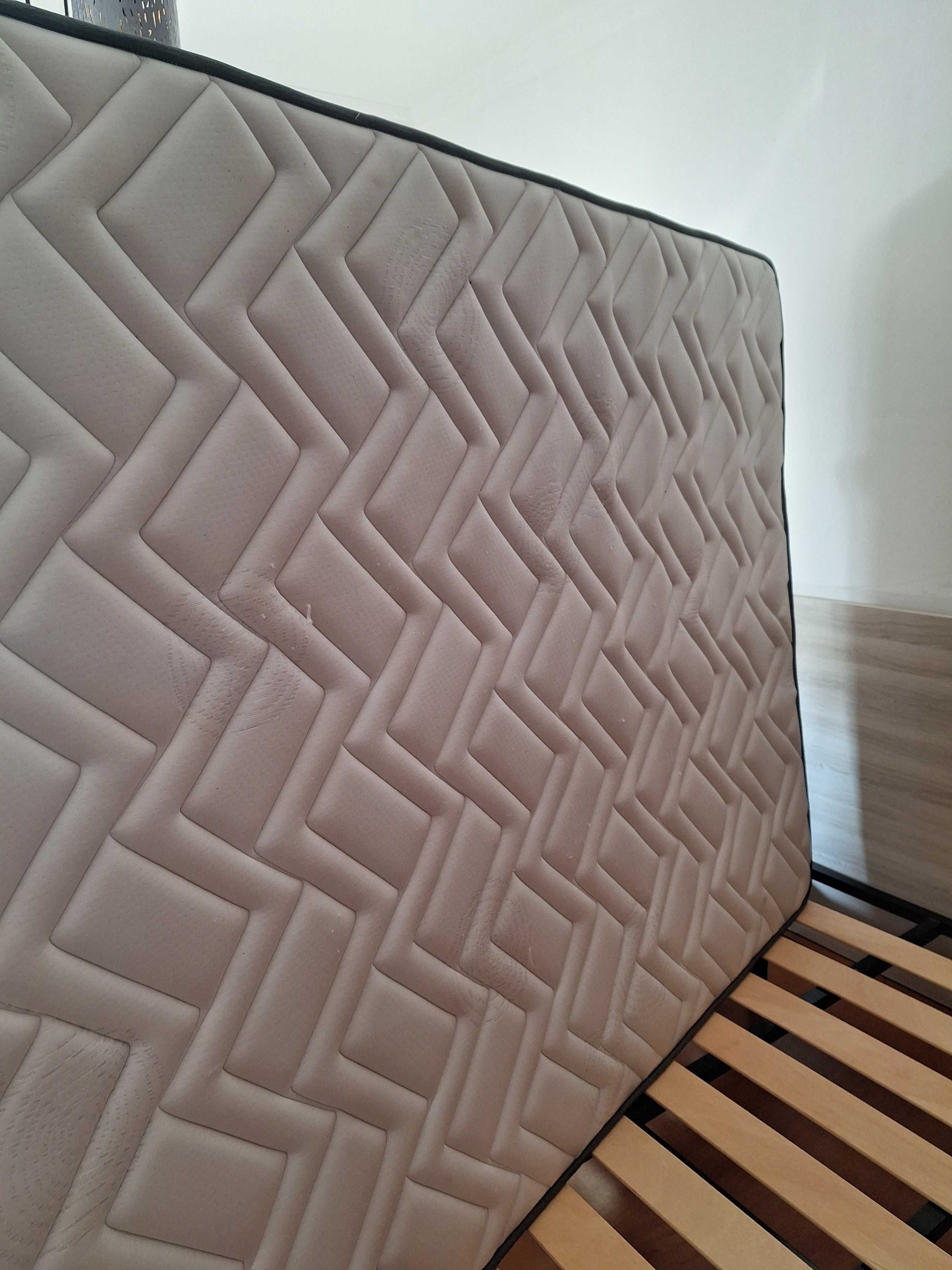 Cama com duas mesas cabeceira
