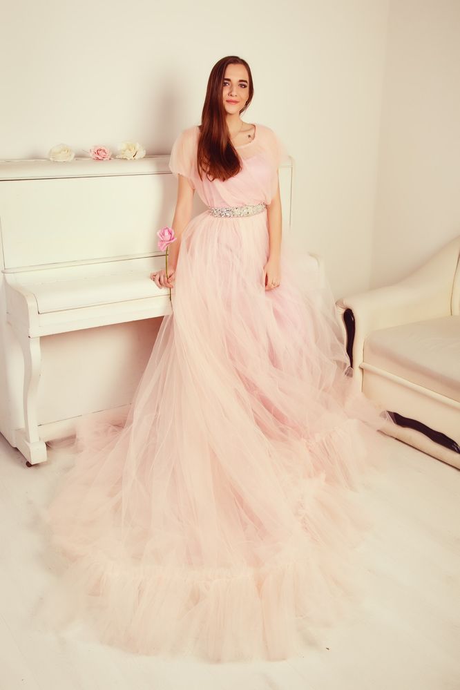 Пишна рожева сукня