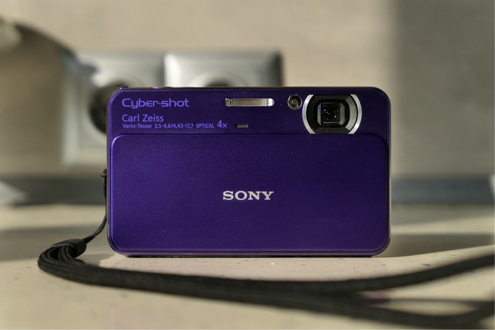 Sony Cyber-shot DSC-T99 цифрова фіолетова камера у металевому корпусі