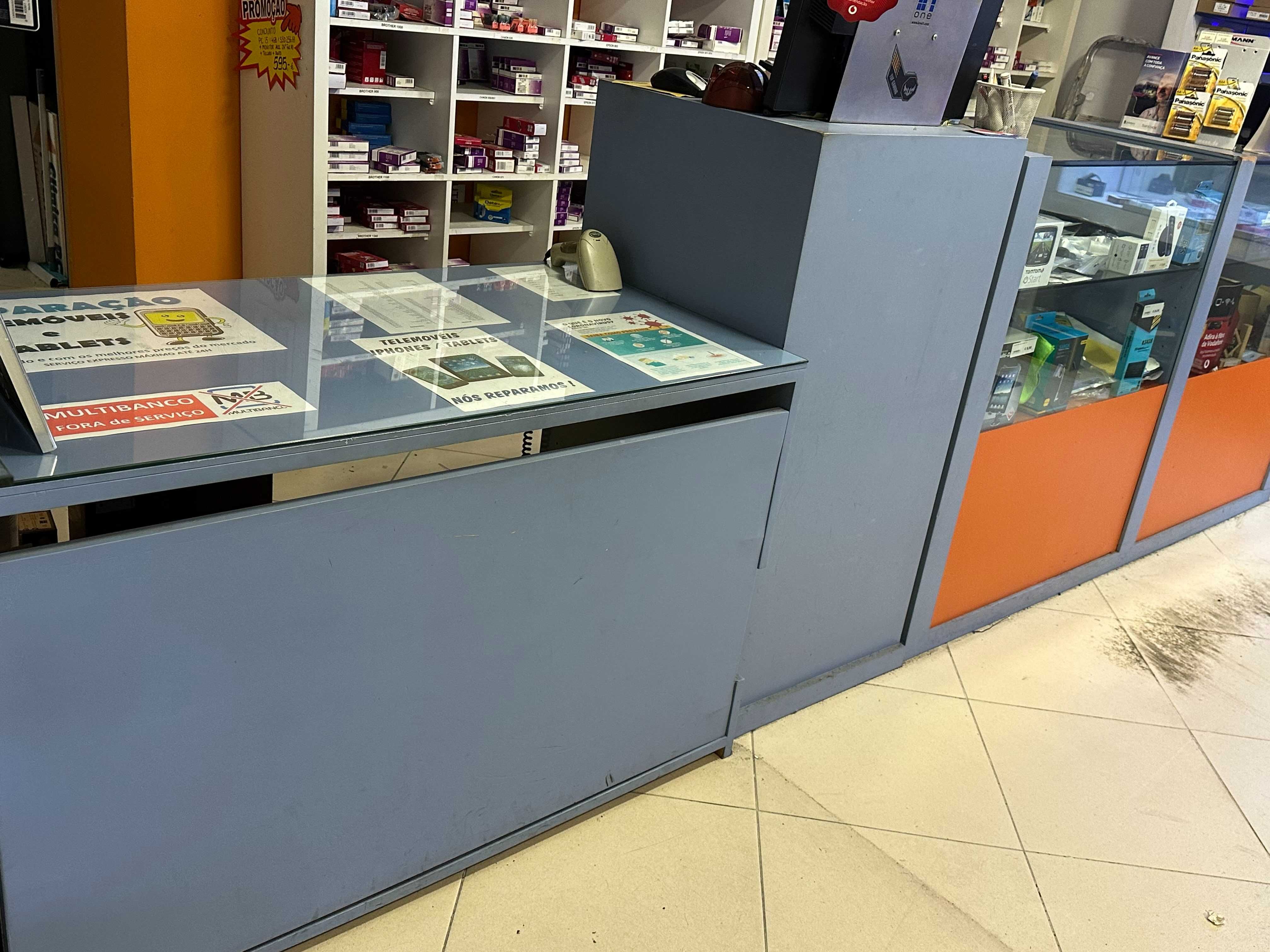 Balcão de loja c/Vitrine + 3 modulos