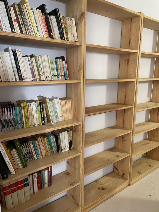 Estantes de livros em madeira