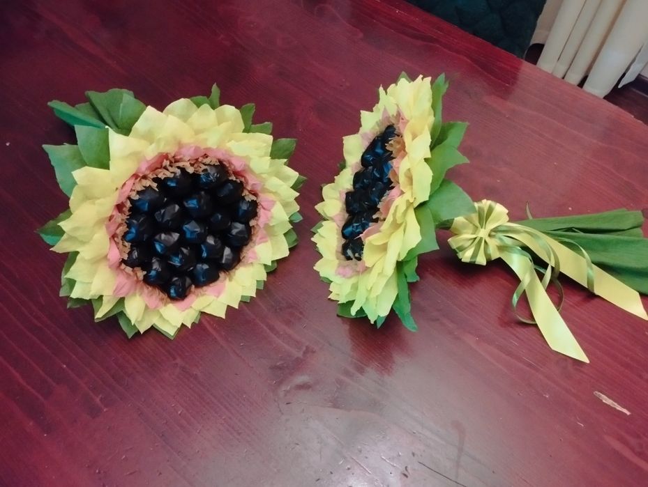 Квітка соняшник з цукерок, торт з солодощів