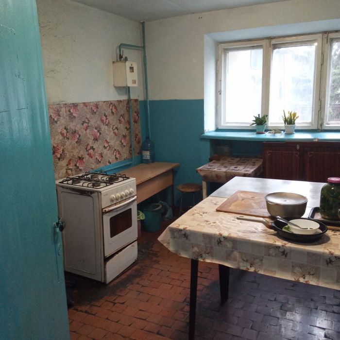 Гарна кімната у секції гуртожитку на 2 сімʼї. Хороший стан, є санвузол