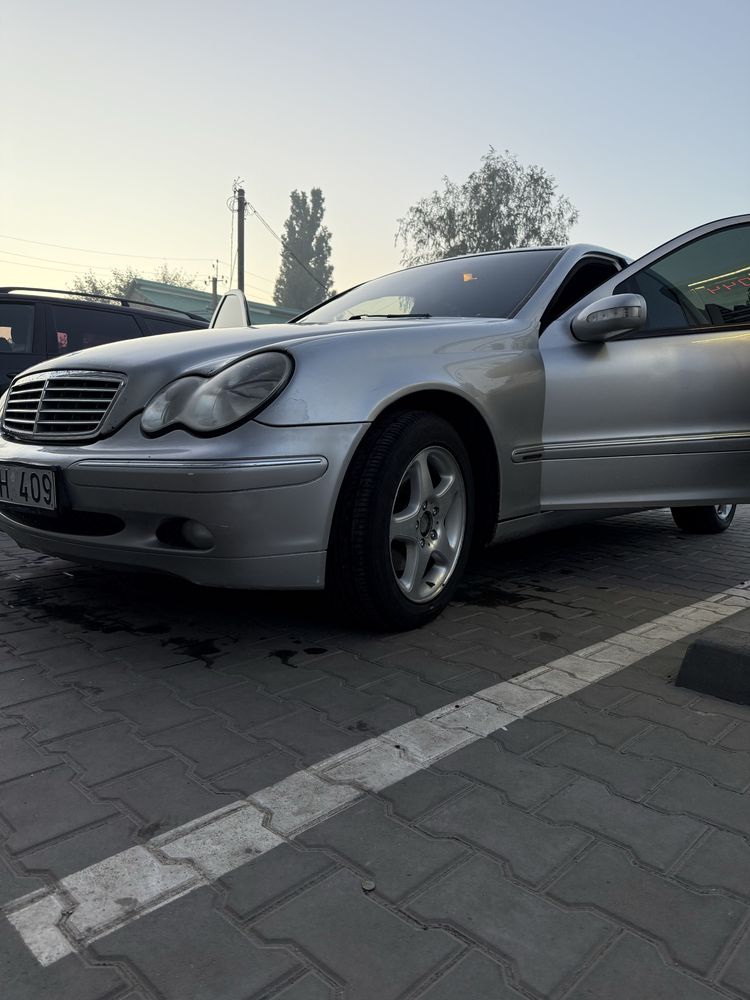 Мерседес w203 c220 2001 рік