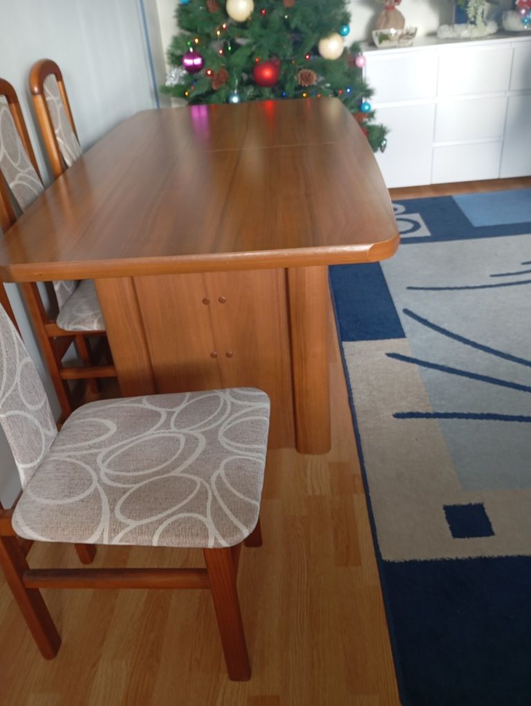 Stół rozkładany z 6 krzesłami.