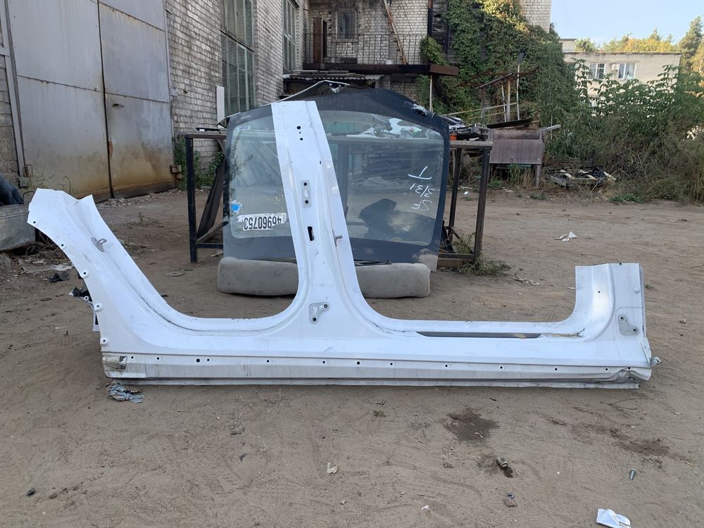 Tesla Model Y задний сапожок порог центральная стойка разборка