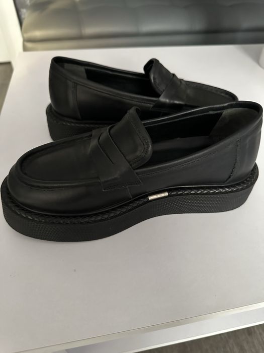Коданные лоферы черного цвета