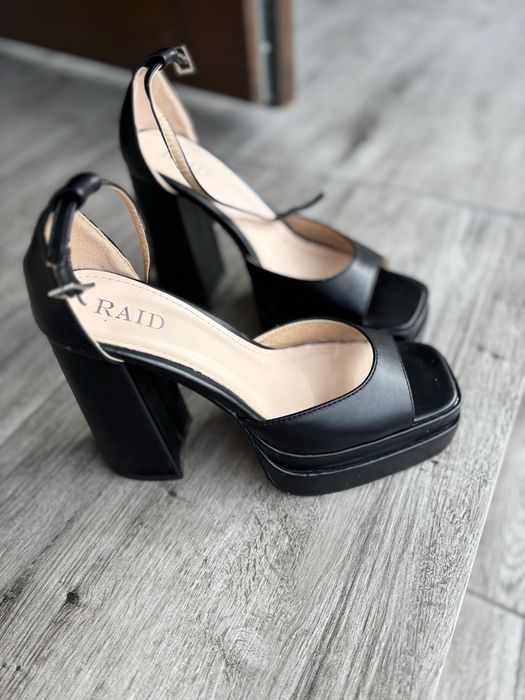 Sandaly na platformie i slupku 38