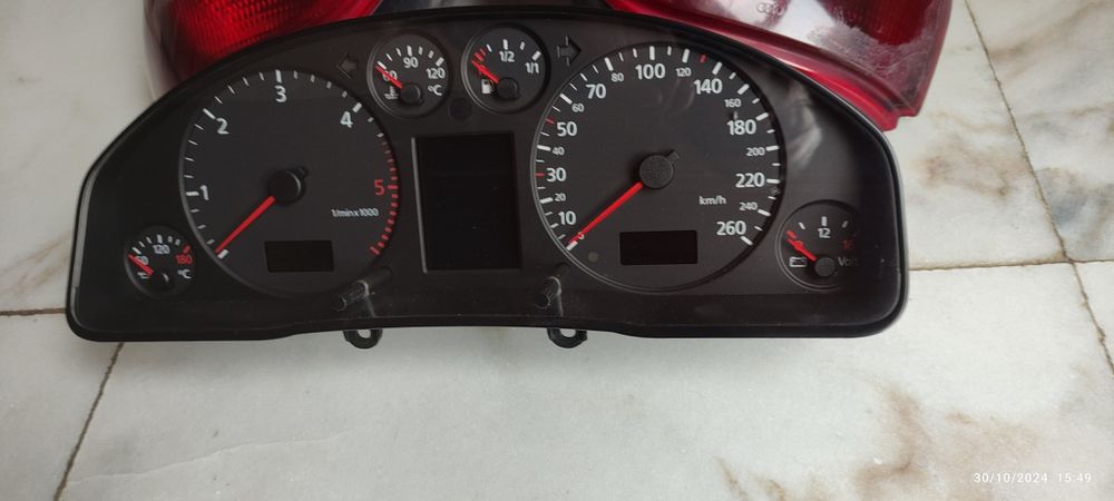 Quadrante Audi A4 B5, tudo a funcionar e dois farolins traseiros
