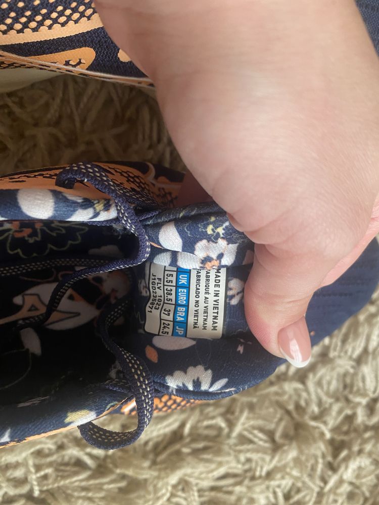 Бігові кросівки Mizuno Wave Rider 27 x Roxy