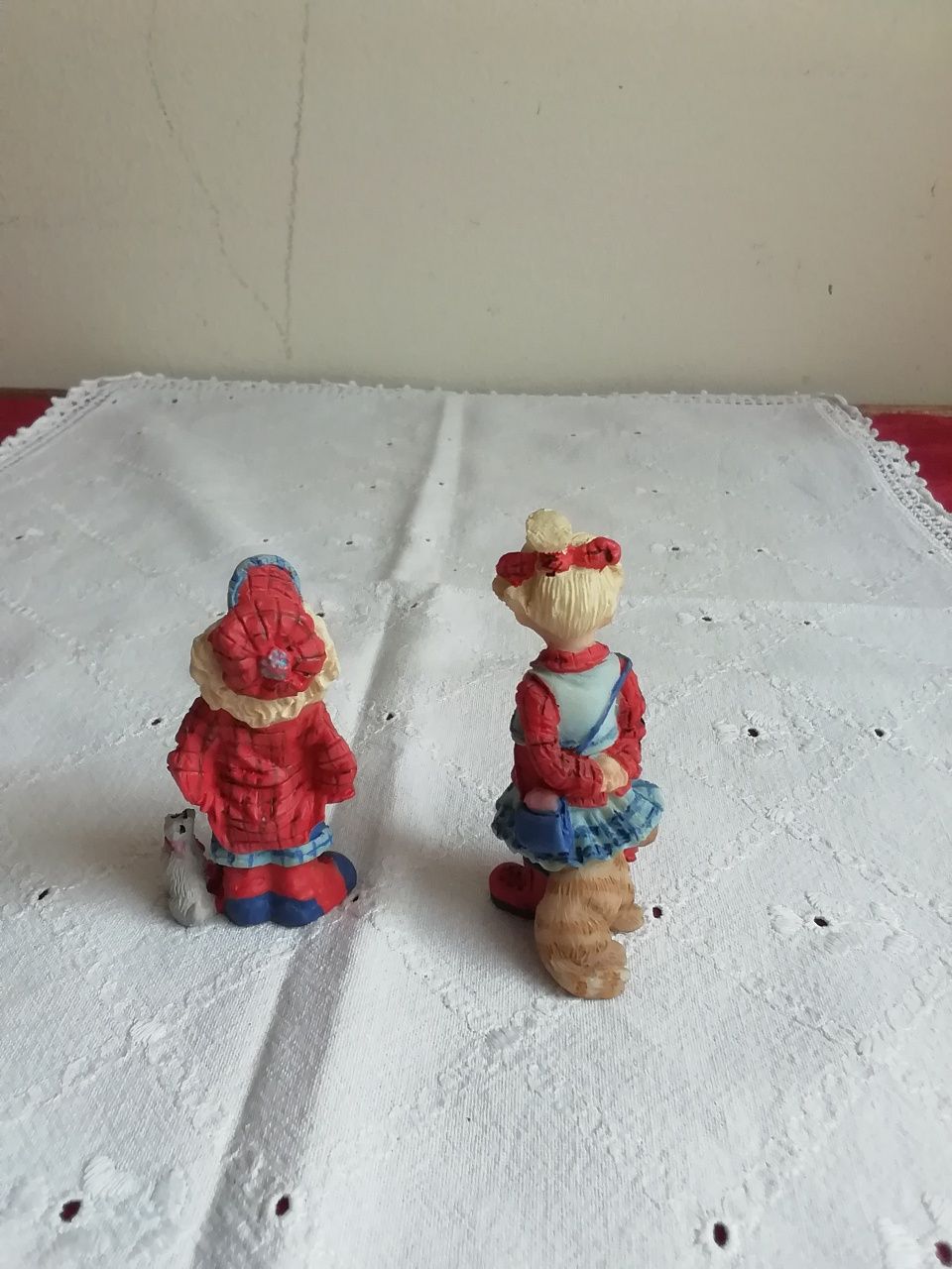 Casal com cão e gato miniatura