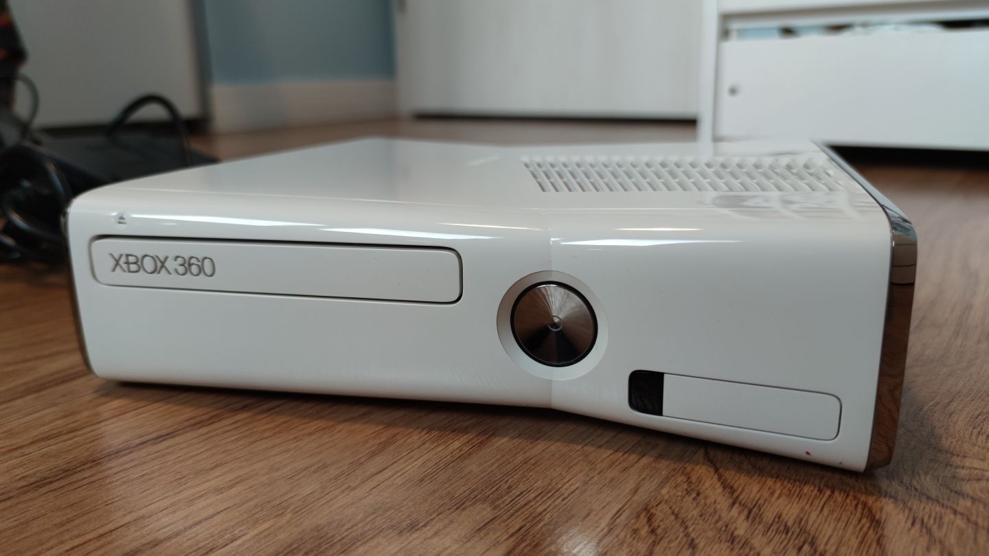 Xbox 360 limitowana biała wersja 500GB