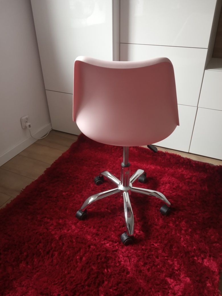 Krzesło różowe Cena 70 zł (+dywan)