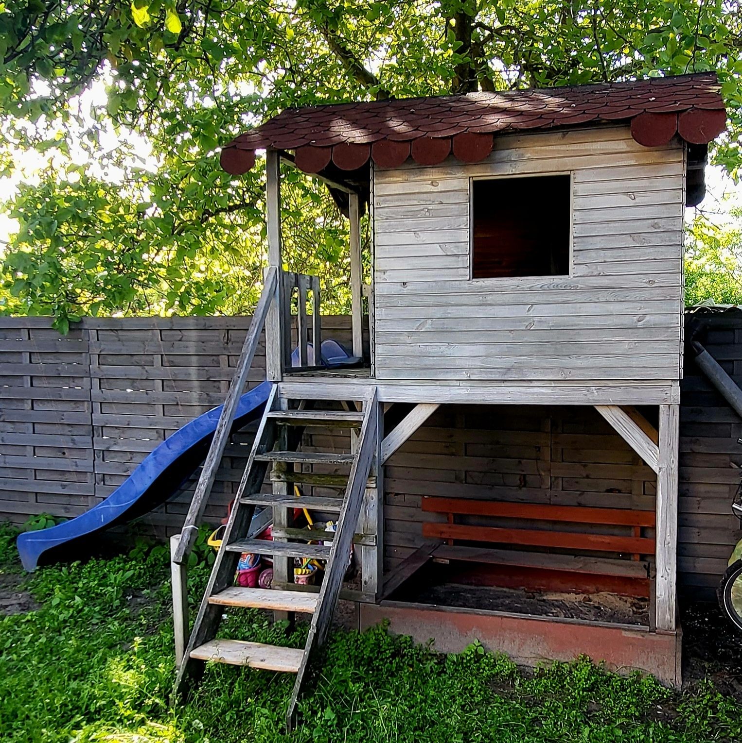 Drewniany domek dla dzieci, zjeżdżalnia, piaskownica