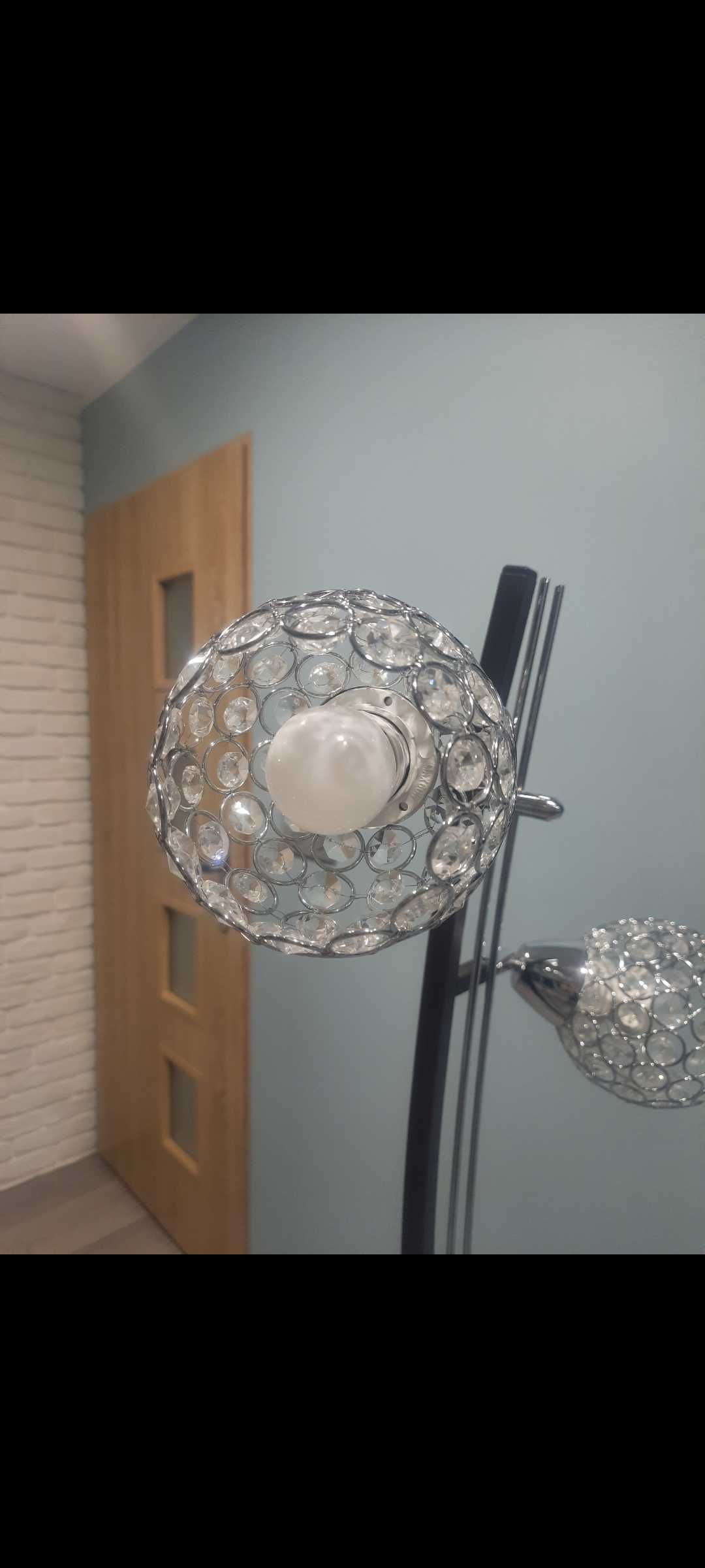 Lampa stojąca mze stebrnymi kloszami