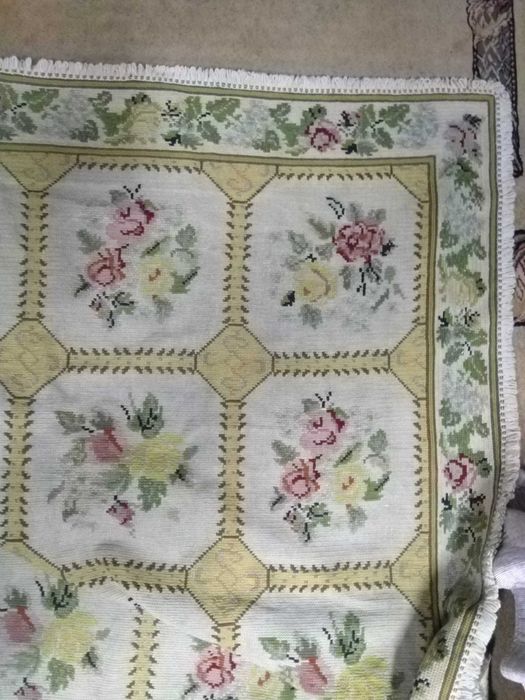 Vendo tapete grande de Arraiolos. Antigo. Ponto pequeno. Restaurado.