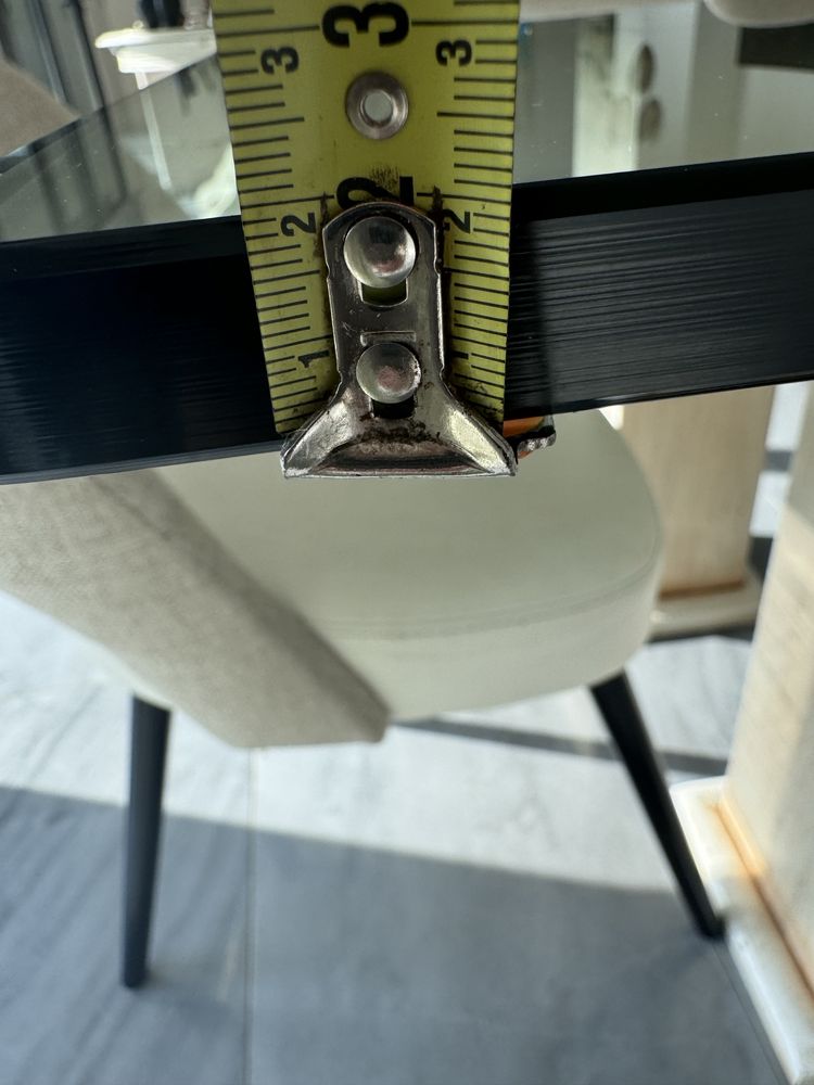 Mesa de jantar de vidro com pés em madeira