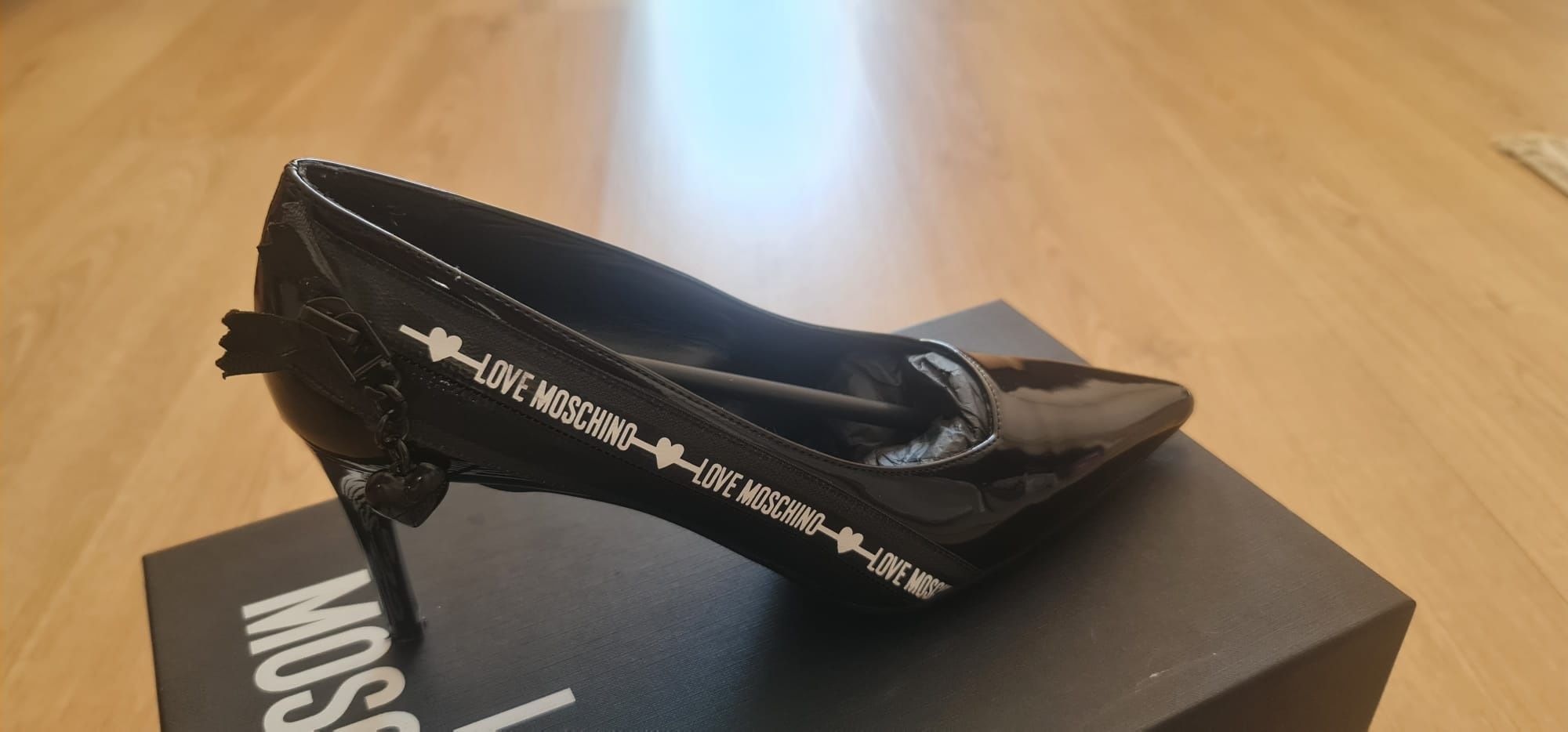 Sapatos Novos Love Moschino
