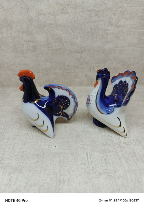 Łomonosow, porcelanowe figurki do przyprawiania pieprzu i soli