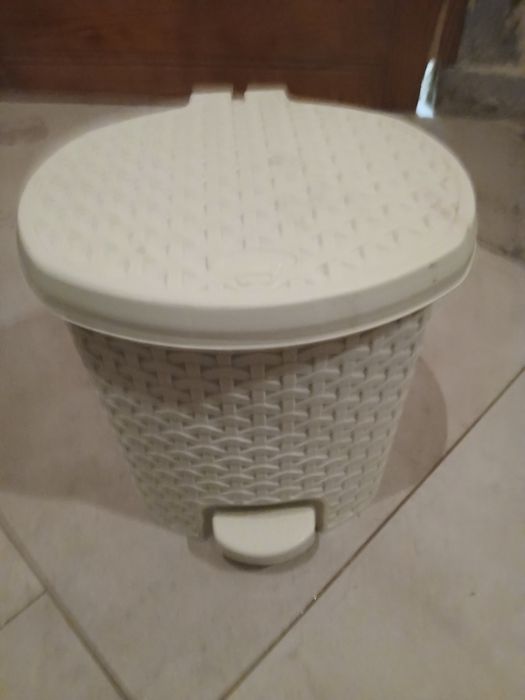Bezowy stylizowany na wiklinę maly kosz na śmieci jak nowy