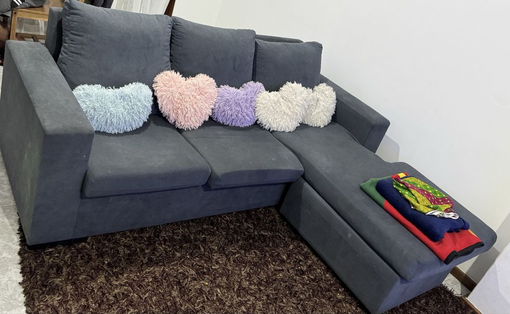 Sofa roupa televisao maquina de cafe