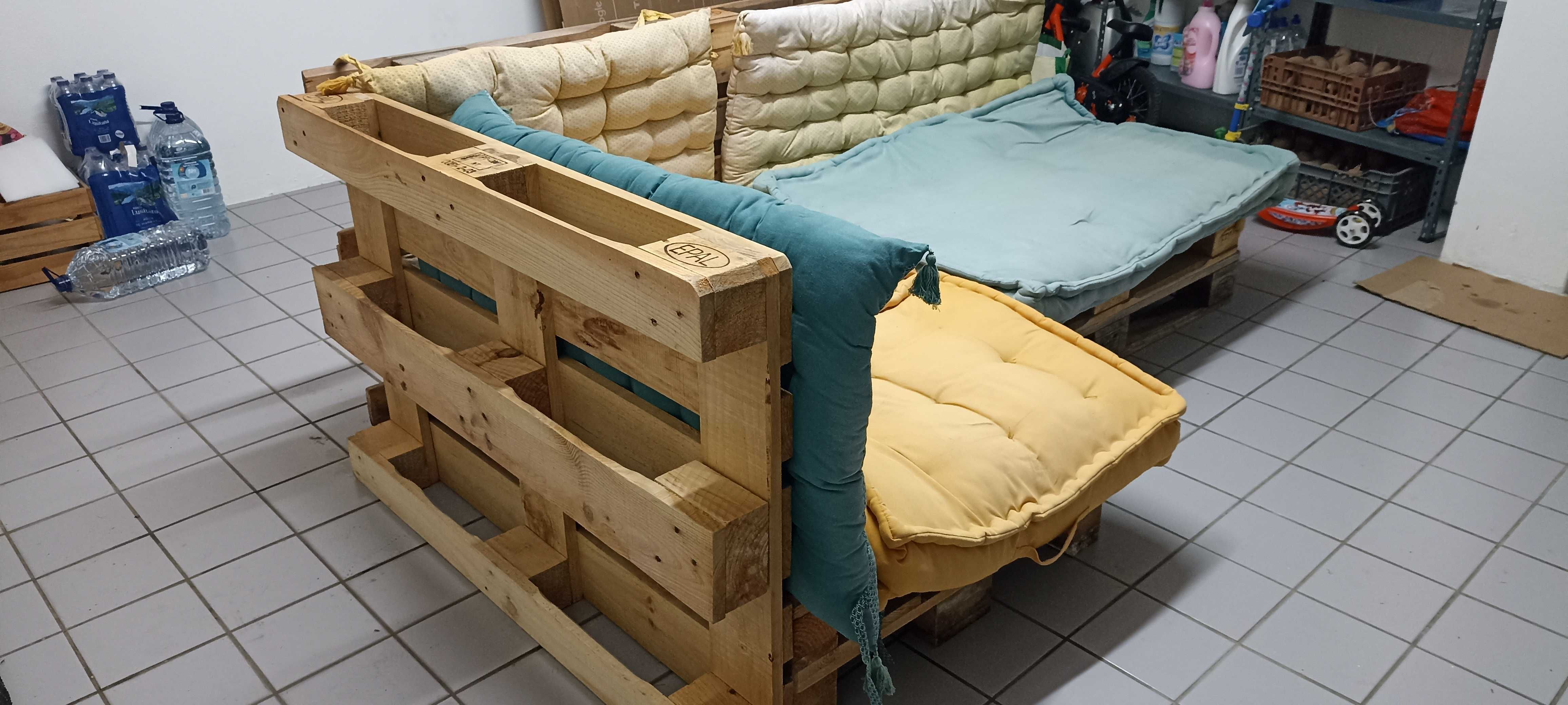 Sofá em paletes com almofadas