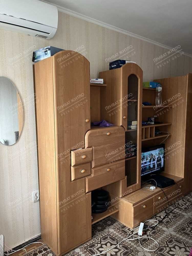 Кімната з балконом в гуртожитку.