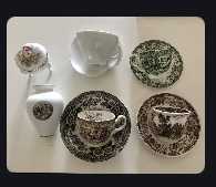 Chávenas e peças muito antigas em porcelana