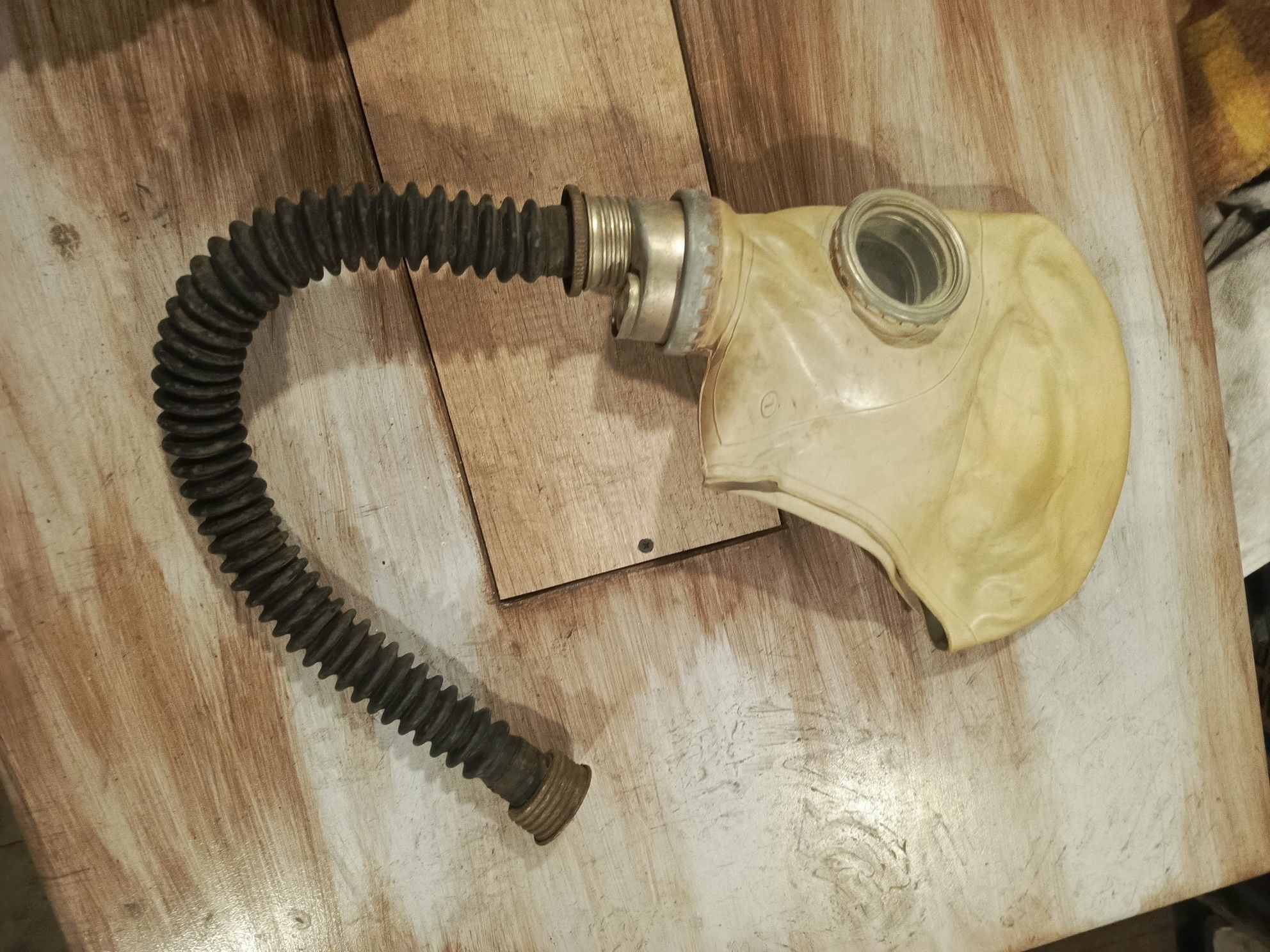Militaria stare maski gazowe z PRL