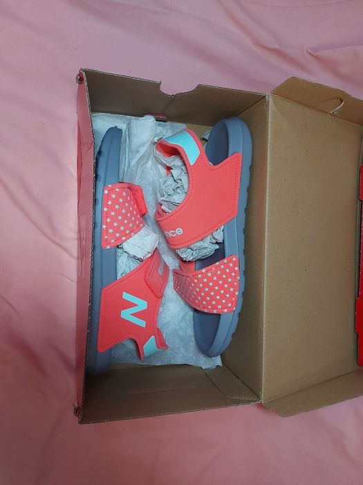 Оригінальні босоніжки New Balance