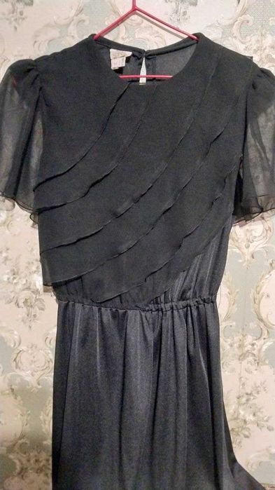 Сукня платье чорна з рюшами міді
